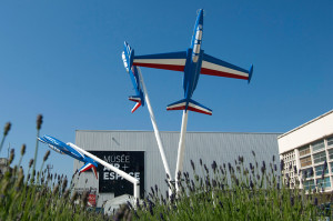 Fougas sur le parvis du musée