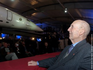 André Turcat dans le Hall Concorde devant le F-WTSS