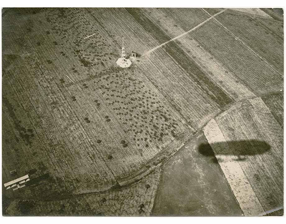 Agrandir Le dirigeable Zodiac III survole un Voisin virant autour d'un pylône durant la Grande Semaine d'Aviation de la Champagne à Reims-Bétheny, le 29 août 1909.
©Léon Gimpel/Fonds De La Vaulx/Coll. musée de l’Air et de l’Espace – Le Bourget CG3P 2016-10